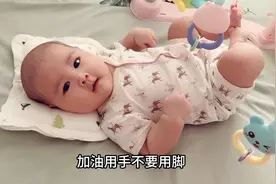 3个月宝宝锻炼抓握能力，小手不听使唤，努力使劲的样子太逗乐了视频封面