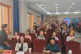 演讲比赛后让全校师生轻松轻松，这首网红歌曲居然全校师生都会唱