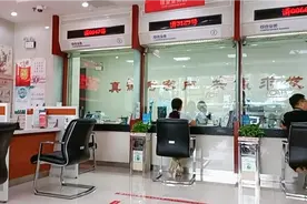 半年不用的银行卡，需要本人去银行开通一下，不然取不出来钱了。视频封面