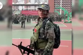 广西高校军训女学生高燃场面，文能提笔安天下，武能上马定乾坤，视频封面
