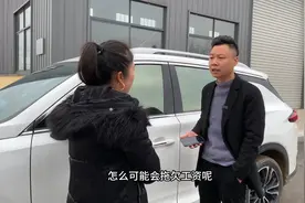 老板遭员工女儿工厂门口拦截要工资，看看老板是怎么处理这事的视频封面