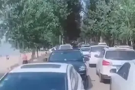 - 嚣张女司机逆行堵路，导致上百辆车无法通行，结局大快人心 -视频封面