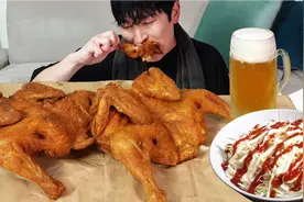 韩国富二代吃韩莱士炸鸡，玩中国说唱，不小心又吃成了这个死样子视频封面