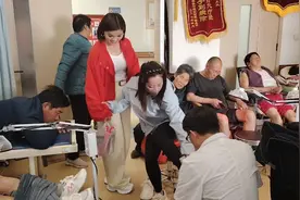 美女崴脚疼痛难忍，刘阁大夫正骨马上解决！你看看这表情！视频封面