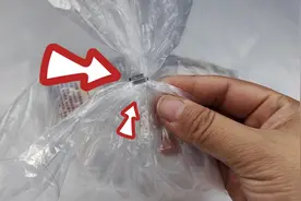 原来超市袋子上的铝环是这样打开的，不用任何工具，1秒轻松打开