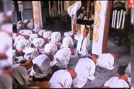 跪拜神明的虔诚瞬间，祈求平安与幸福。史上最强女人团光膀子宣誓