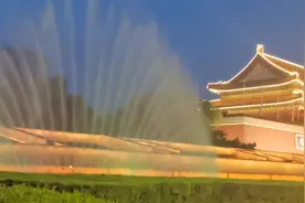 播放正当时，20点8分天安门城楼观礼台前的音乐喷泉灯光秀美极了