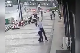 两岁女童从6楼不慎坠落，两位90后伸出双臂稳稳将孩子接住视频封面