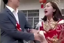 婚礼现场“崩塌”，新娘妈妈一句话，新郎扭头就走引发全场哗然视频封面
