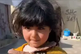 路人记者询问女孩：你捡那些碎肉拿来吃吗？小女孩：那是我爸爸！