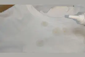 白色的衣服染上辣椒油要怎样清洗？以下视频操作。还要注意细节。