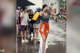 哇塞！美女于云南西双版纳泼水节热舞，现场氛围爆棚，速戳视频视频封面