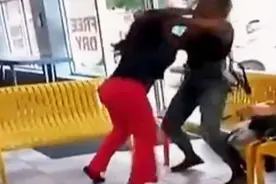 黑人胖妞狂殴白人美女 精彩女子街头格斗系列视频封面