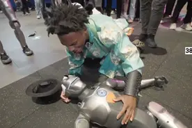 甲亢哥深圳游观看机器人跳舞全程爆笑视频封面