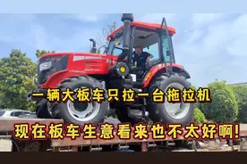 一辆大板车只拉一台拖拉机，现在板车生意看来也不太好啊