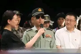 一级上士杜富国，胸前佩戴五排勋表，新军改最大亮点视频封面