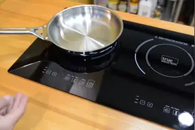 为什么电磁炉不能用铝锅？铝箔纸放在上面-难得一见的现象发生了视频封面