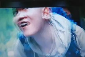 电脑连接手机流量卡看电影网络畅通。视频封面