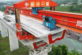 架桥机在高铁大桥上，架790吨箱梁完整过程，场面实在太壮观