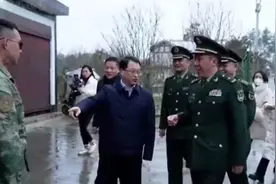 终于知道了杜富国即使伤残了还能留在部队里面了？视频封面