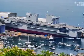 震撼！巨型航母停靠码头，震撼人心！