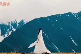 这是一首非常知名的蒙古歌曲，一首真正的天籁之音，本人最喜欢的