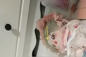 打理棉花娃娃。