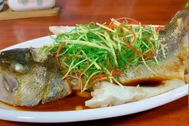 广东的清蒸鱼为啥特别好吃？大厨教你正确做法，鲜嫩多汁无腥味