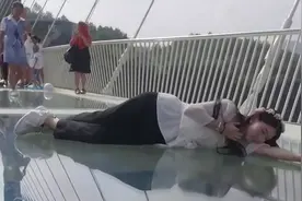 玻璃桥突然“碎裂”，所有游客吓到腿脚发软，镜头实拍惊险过程