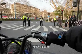 杭州街头警方严查开始了，但为何不查电动自行车无牌照逆向行驶？视频封面