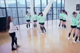 老师把100颗图钉撒到了地上，之后让他们脱鞋袜子在上面踩。