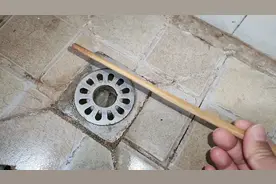 卫生间下水道，堵了很多头发丝？教你用一根筷子，彻底清理干净视频封面