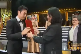 张桐打败张译于和伟拿下飞天奖视帝，发表获奖感言时激动落泪！