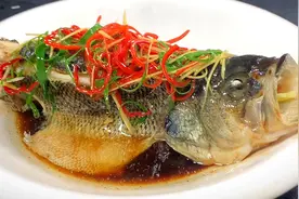 清蒸鲈鱼看似简单，也有小技巧，大厨教你做法，鱼肉鲜嫩不腥不柴