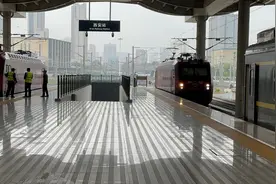 国铁西安站西局双层旅客列车到站换挂作业