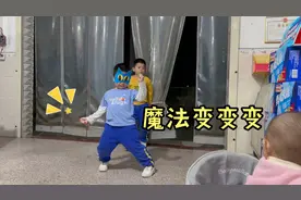 宝妈提前接孩子回村住，小语看到表哥回来好开心视频封面