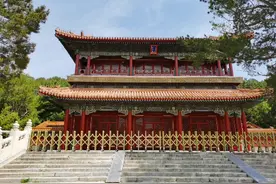 北京景山公园，坐落在北京中轴线上，登顶可看故宫全景