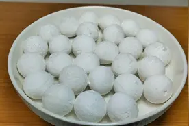 煮汤圆时，直接下锅就错了，教你正确做法，不开裂不破皮不夹生