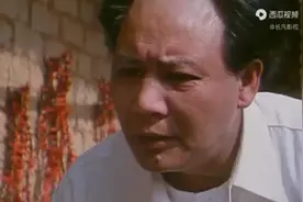 小男孩吃不饱只有啃苕根，毛主席见了心里十分悲痛，