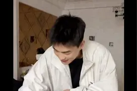 俩舅舅逗人类幼崽，结果给一旁正在吃饭的妈妈差点笑出内伤视频封面