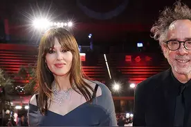 岁“球花”莫妮卡正式公布恋情，与男友牵手走红毯，男方超得意