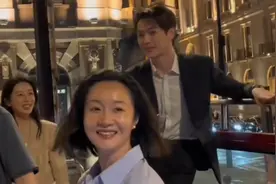 上海外滩偶遇杨紫许凯在双层巴士上拍吻戏，别说不光真亲还挺投入视频封面