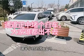 在苏州昆山的高铁站附近被堵出不来。我们倒是不着急，有赶火车的视频封面