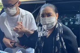 现场：69岁台湾女歌手陈盈洁今入狱 许常德陪同并说明情况视频封面