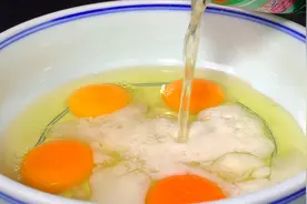 万万没想到，把啤酒倒进鸡蛋里，出锅瞬间变美食，外酥里嫩太香了