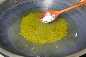 煮绿豆沙不要直接用清水，教你一招， 绿豆更容易起沙，香甜解暑