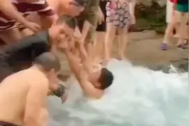 真不好意思！人被救了，但底裤被水冲掉了。大妈提醒声好魔性。