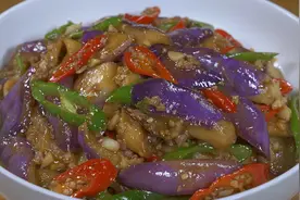 超级下饭的家常红烧茄子做法，咸香软糯入味，三碗米饭都不够我吃