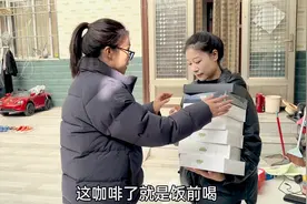 娇娇妈妈也开始喝奇异果啦，巍巍又给她送了咖啡，看来女人都想瘦