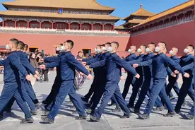 国旗护卫队兵哥哥迈着整齐的步伐齐步走，昂首挺胸排面一致。